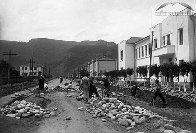 Мощение одной из улиц города Микоян-Шахара, 1928 год